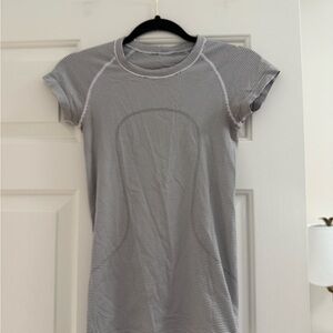 Lululemon Athletica Gray Fitted Short Sleeve Tee